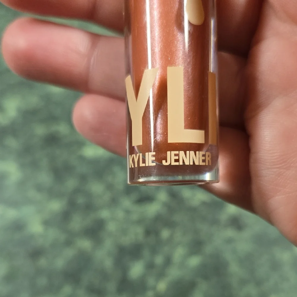2 For $10 Bundle Deals Kylie Jenner Lip Gloss In Always Sleighing - Picture 3 of 3
